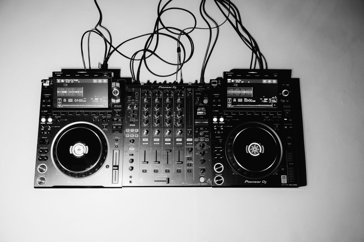 Setup de DJ Pioneer montado por Atmósfera Co