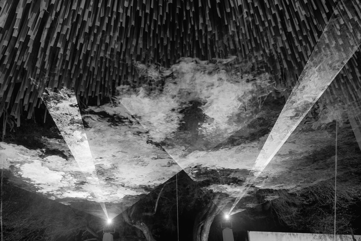 Haces de luz y humo en montaje de Atmósfera Co
