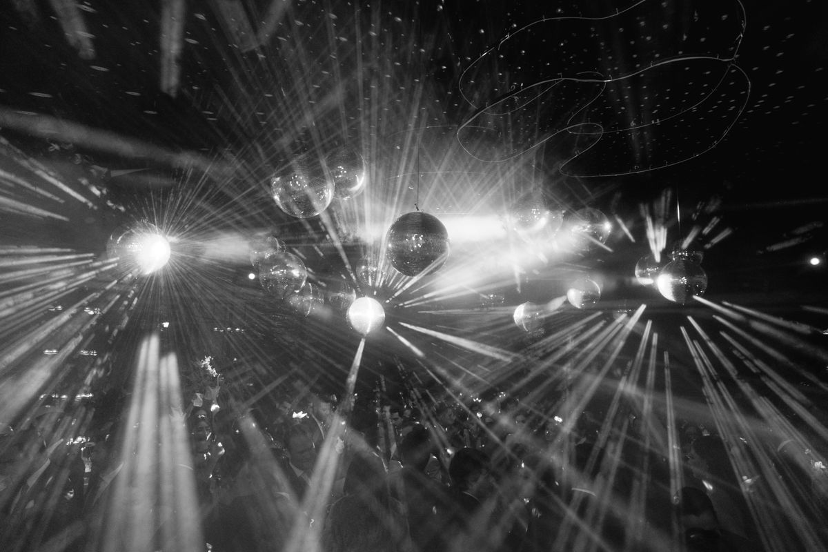 Juego de luces y esfera en evento de Atmósfera Co