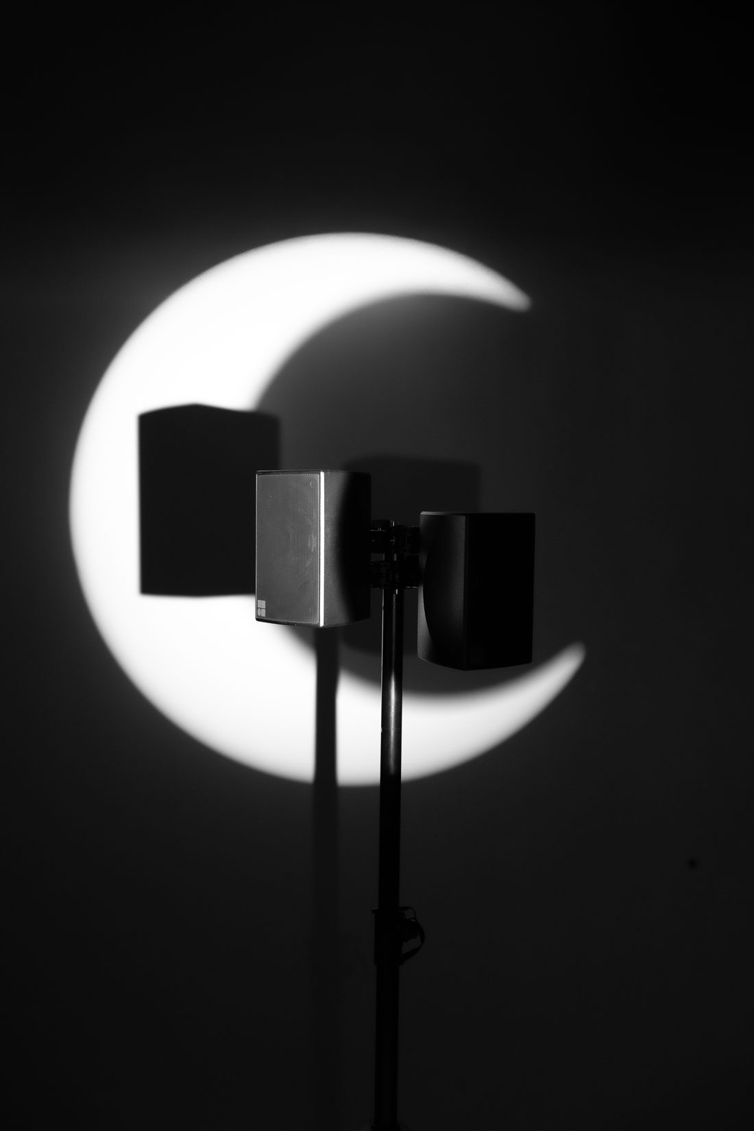 Bocina profesional Atmósfera Co iluminada con proyección de luna