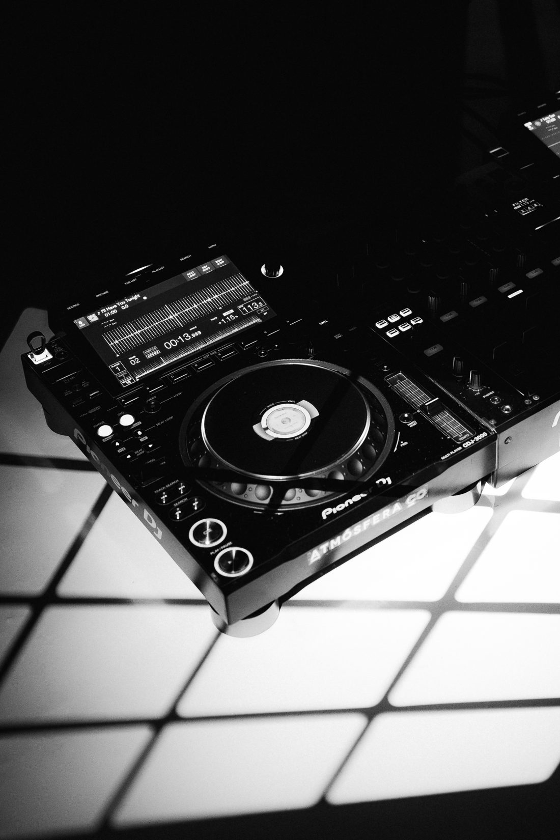 Reproductor Pioneer CDJ grabado con Atmósfera Co en montaje de evento