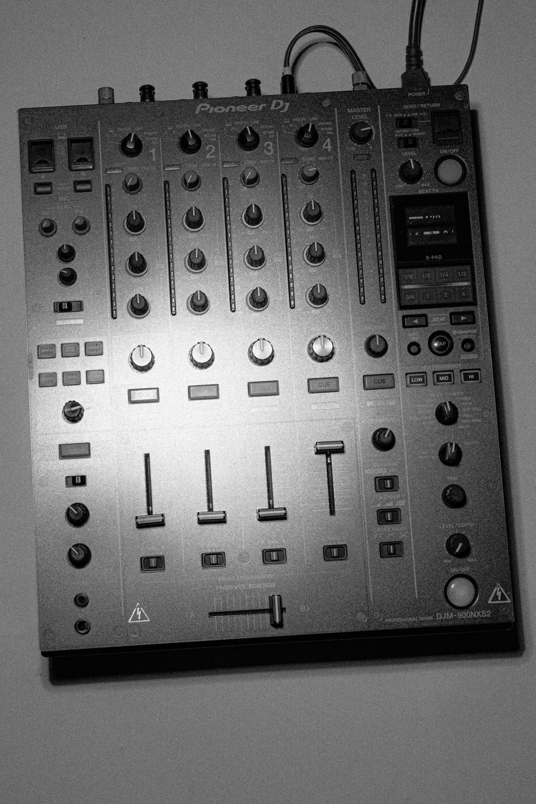 Mixer Pioneer DJM-900NXS2 de Atmósfera Co